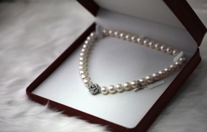 The Elegance of Pearl Jewelry: How to Style It