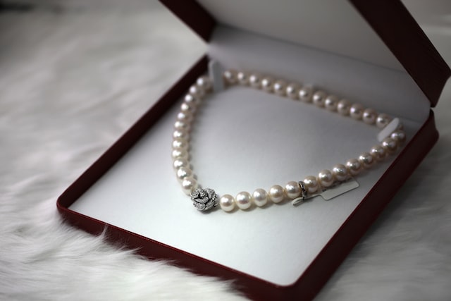 The Elegance of Pearl Jewelry: How to Style It